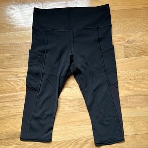 Athleta black capri leggings with side pockets
